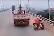  Tài xế xe tải chèn ép xe máy gây thương tích vì không cho vượt