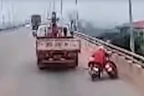  Tài xế xe tải chèn ép xe máy gây thương tích vì không cho vượt