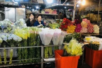 Gần Tết, chợ hoa lớn nhất Hà Nội vẫn đìu hiu dù giá giảm