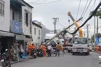 TP HCM: Trụ điện ngã đè lên thùng xe tải, mất điện diện rộng