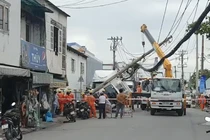 TP HCM: Trụ điện ngã đè lên thùng xe tải, mất điện diện rộng