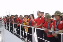 Đoàn đại biểu TP HCM thăm quần đảo Trường Sa và nhà giàn DK1