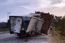 Tông vào đuôi xe bị hỏng ven đường, phụ xe tải nguy kịch