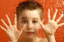 Nên chữa bệnh tự kỷ cho trẻ tại nhà hay chuyên khoa?