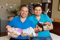 Hy hữu cặp sinh 3 mang gen của 2 người bố đồng tính