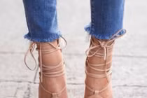 Street style sành điệu với chiếc quần jean rách gấu đang hot