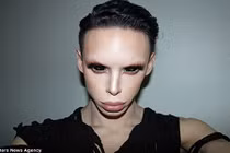 Chi bộn tiền dao kéo chỉ để giống người ngoài hành tinh