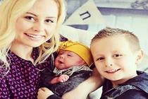 Em bé trông như người ngoài hành tinh vì thay da 4h/lần