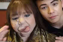 Thán phục bà mẹ mặt quỷ vẫn muốn makeup để đẹp hơn