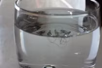 Mẹo kiểm tra tóc khỏe hay yếu chỉ với một cốc nước