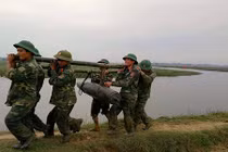 Phát hoảng khi đào phải bom “khủng” trong lúc xây cống