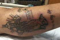 Quý ông mất mạng vì đi bơi khi vừa xăm hình