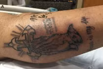 Quý ông mất mạng vì đi bơi khi vừa xăm hình