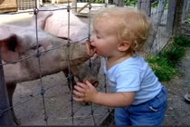 Cười vỡ bụng về trò nghịch của trẻ khi mẹ lơ là