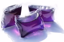 Bé 18 tháng suýt mù vì tưởng viên nước giặt là kẹo