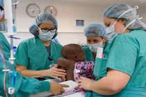 Mổ tách thành công bé gái 4 chân khỏi thai nhi ký sinh