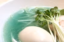 Cận cảnh món mì ramen nước dùng xanh ngắt hot ở Nhật