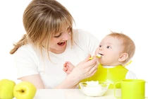 Nguyên tắc cho bé ăn dặm không gây áp lực cho mẹ