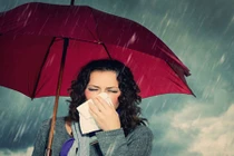 Cẩn trọng với những bệnh dễ mắc trong mùa mưa bão