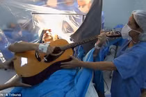 Hy hữu bệnh nhân đánh đàn trong khi phẫu thuật u não