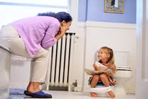 Cách tập cho bé gái đi vệ sinh trong toilet