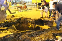 Hố tử thần sâu 8m bất ngờ xuất hiện ở TP HCM