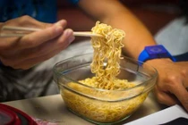 Ăn mì tôm đúng cách để không hại sức khỏe