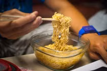 Ăn mì tôm đúng cách để không hại sức khỏe