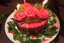 Hết hồn trào lưu tặng bánh sinh nhật bằng thịt sống 