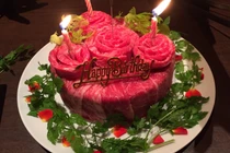 Hết hồn trào lưu tặng bánh sinh nhật bằng thịt sống 