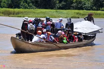 Người dân "Ốc đảo sông Trà" chen chúc qua đò mùa lũ