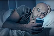 Có thể bị mù tạm thời vì dùng smartphone trong bóng tối