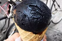 Có gì trong món kem đen như mực đang gây bão Instagram?