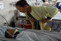 Lốc xoáy cuốn bay 3 cha con trên xe máy