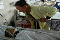 Lốc xoáy cuốn bay 3 cha con trên xe máy