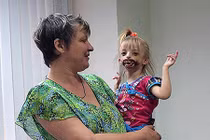 Dị tật không môi bé gái bị họ hàng rũ bỏ vì xấu hổ