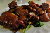 Chân giò hầm nấm thơm lừng béo ngậy tốt cho da