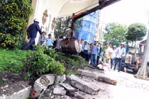 Ảnh: Bồn hoa lấn vỉa hè của khách sạn 5 sao Majestic bị đập bỏ