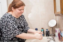 Quý cô bị xa lánh khổ sở vì người bốc mùi cá