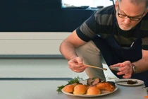 Sốc: Thu nhập khủng của chuyên gia rà phá bom mìn 277 triệu/tháng