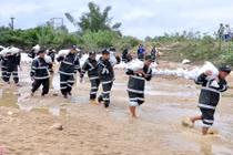 Ảnh: Hàng trăm cảnh sát cơ động giúp dân vá đê