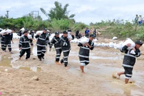 Ảnh: Hàng trăm cảnh sát cơ động giúp dân vá đê