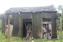 Cuộc sống như thời nguyên thủy của ba mẹ con “người rừng” ở Huế