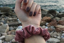 Đeo chun buộc tóc ở cổ tay có thể bị áp xe, nhiễm trùng