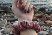 Đeo chun buộc tóc ở cổ tay có thể bị áp xe, nhiễm trùng