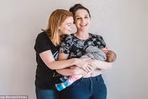 Chuyện cho con bú có 1-0-2 của bố mẹ đồng tính