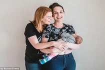 Chuyện cho con bú có 1-0-2 của bố mẹ đồng tính