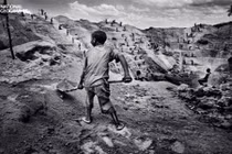 Bi kịch khủng khiếp đằng sau những cục pin điện thoại