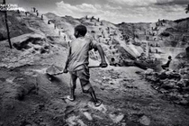 Bi kịch khủng khiếp đằng sau những cục pin điện thoại