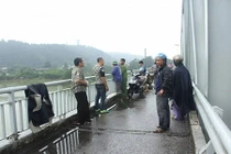 Công an lao mình xuống sông cứu người phụ nữ nhảy cầu